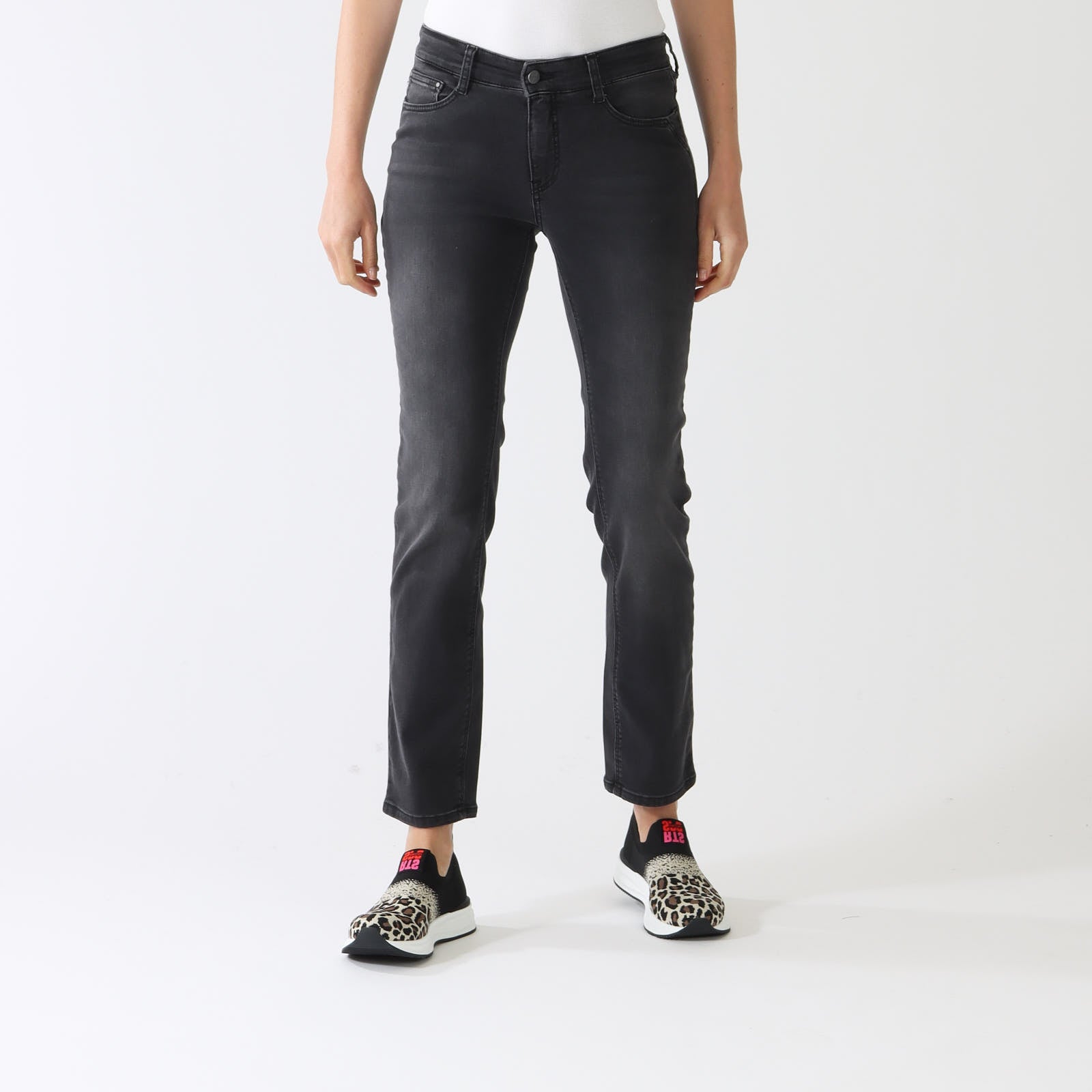 Modern Black Wash Dream Authentic Straight Jeans